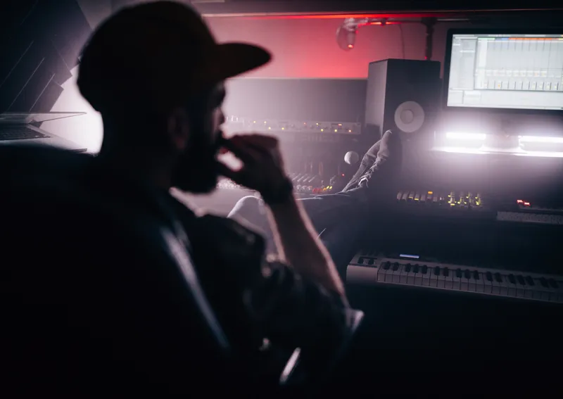 Нейросеть пишет песни онлайн: тексты с ИИ